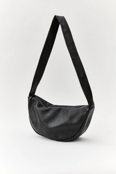 Shop the Soft Crescent Bag in Black online at St. Agni. Inspired by our renewed ability to travel, the Soft Crescent Bag is for the modernist on the move. Crafted from a supple, 100% vegetable dyed lamb leather with a cotton lining. Made responsibly, designed in Byron Bay, Australia. Crescent Bag, St Agni, Byron Bay Australia, Ținută Casual, Closed Toe Shoes, Moon Shape, Open Toe Shoes, Leather Conditioner, Black Shoulder Bag