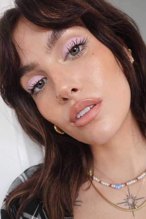 📸 sophfloyd We love this one-colour pastel look for spring seen on @sophfloyd, with that very 60s rounded, unblended shape. Get the look using Mac single eyeshadow in ‘Girlie’. Spring Make Up 2023, Smokey Pink Makeup, One Colour Eyeshadow, One Colour Eyeshadow Look, Colorful Eye Makeup Blue Eyes, Single Color Eyeshadow, Casual Blue Eyeshadow, Colour Eyeshadow Looks, Eye Makeup Colourful