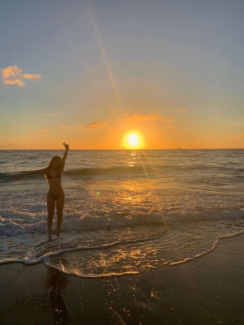 summer sunsets 🌅 Aesthetic Pictures At Beach, Beach At Sunrise Aesthetic, New Years Beach Pictures, Beach Holiday Pictures, Beach Pictures Poses Aesthetic, Photos At The Beach Aesthetic, Insta Photo Ideas On Beach, Summer Aesthetic Pictures Beach, Pictures Of Yourself