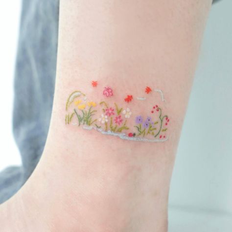 Garden Of Flowers Tattoo, Garden Flowers Tattoo, Floral Garden Tattoo, Small Color Flower Tattoo, Tattoos With Color For Women, Flower Tattoos Aesthetic, Cute Family Tattoos, Colored Tattoos For Women, Small Colorful Tattoos For Women