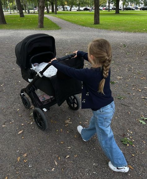 Mum And Baby Aesthetic, Elle Greenaway, Streetwear Coat, Drømme Liv, Street Y2k, Future Mommy, Moms Goals, Dream Family, Photographie Inspo