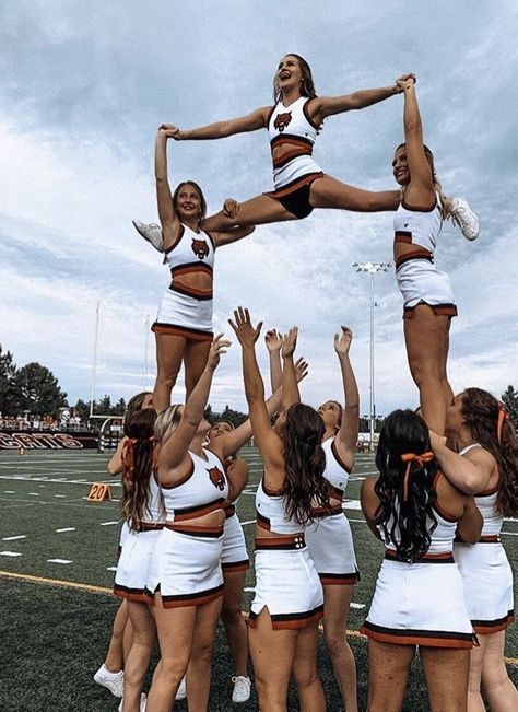 Cool Cheer Stunts, Cheerleading Workouts, Cheer Flyer, Cheer Team Pictures, Cheer Photography, Cheer Routines, Cheerleading Photos, Cheerleading Stunt, Cute Cheer Pictures