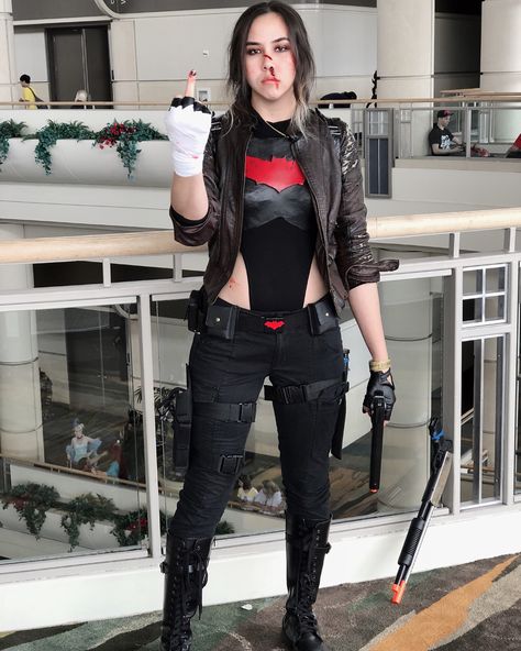 IG: @Nishii.Cosplay  Fem!Red hood  #jasontodd #cosplay #batman #redhood Red Hood Genderbend, Fem Jason Todd Cosplay, Red Hood Dc Cosplay, Red Hood Costume Women, Female Batman Cosplay, Red Hood Cosplay Female, Female Dc Cosplay, Jason Todd Cosplay Female, Red Hood Outfit Dc