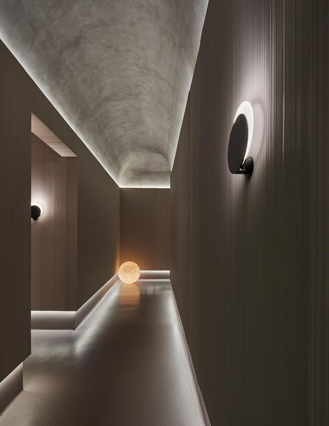 Calm Atmosphere, Grey Ceiling, Hidden Lighting, Window Architecture, Corridor Design, Corridor Lighting, Indirect Lighting, Architectural Section, Direct Lighting