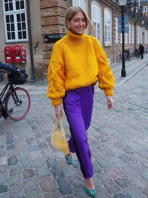 I Always Overlooked This Trend, But Fashion Girls Love It Nowvia @WhoWhatWear Fishnet Leggings, Mode Tips, Happy Clothes, Color Blocking Outfits, Short Leather, Purple Pants, Moda Chic, Ținută Casual, Purple Outfits