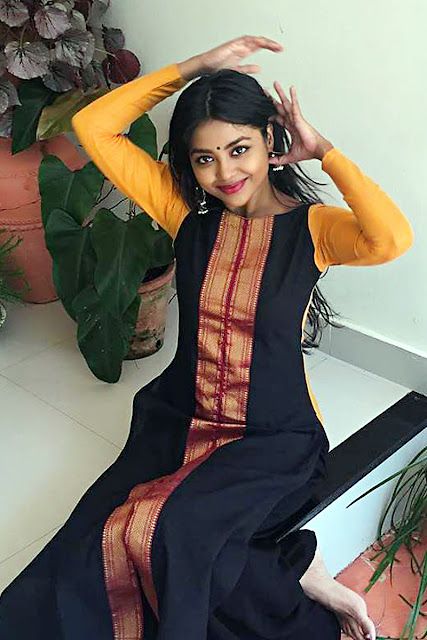 SHAUN ROMY MALAYALAM ACTRESS HD PHOTO SHOOT IMAGES DOWNLOAD Shaun Romy, Kalamkari Kurta, Kalamkari Dresses, Simple Rangoli Designs Images, Casual Frocks, Rangoli Designs Images, Blouse Designs Silk, Designer Dresses Casual, Malayalam Actress