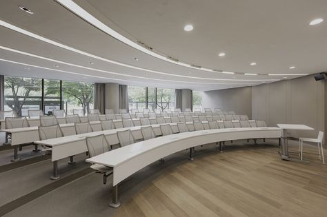 #tbt Hyundai Card corporate offices lecture room feat. the M60 Swing Away #sediasystems x Liberty #humanscale chair Small Lecture Hall, Auditorium Decoration Ideas, College Auditorium, Large Conference Room, University Interior Design, Lecture Room, Auditorium Design, Classroom Interior, Auditorium Seating