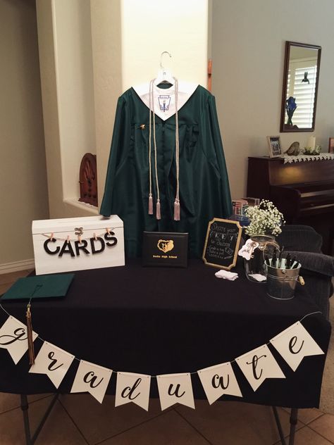 Graduation Gift Table, Graduation Party Decoration Ideas, Boys Graduation Party, Grad Party Ideas, Grad Party Theme, Graduation Party Pictures, College Grad Party, High School Graduation Party Decorations, Graduation Party Table