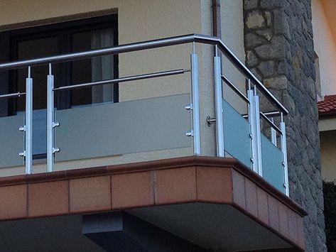 Balcony Railing Design Modern, Reling Design, Glass Balcony Railing, Steel Stairs Design, Balcony Glass Design, Steel Railing Design, Terrasse Design, Staircase Railing Design, Glass Balcony