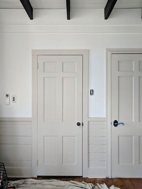 If you’re planning on trying to incorporate the Contrasting Trim paint color technique in your own home, we’re sharing a little insight into the process and 5 Perfect Paint Colors. Interior Door Colors, Trim Paint Color, Painted Interior Doors, Trim Paint, Off White Walls, Perfect Paint Color, Contrasting Trim, Painting Trim, Door Color