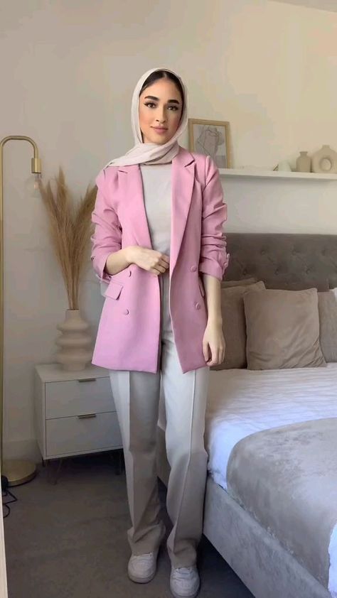 hijab_emy_style on Instagram: 💗🤍 ▪︎Write your comment💬🖋 ▪︎Tag your Friend 📸:@ • • • ▪︎Follow us for more beautiful outfits! ⬇️⬇️⬇️⬇️⬇️⬇️ ▪︎ @hijab_emy_style ▪︎… Blazer Outfits For Hijabis, Formal Outfits Hijab, Formal Outfits For Women Hijab, Blazer Pink Outfit, Hijab Outfit Inspiration, Modest Fashion Ideas, Graduation Outfits For Women, Stylish Outfits Casual, Outfit College