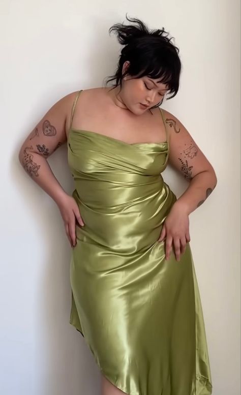 Prom Dress Green, Holloween Nails, Plus Size Posing, Plus Size Green, Straps Prom Dresses, Foto Poses, Party Gown, Looks Plus Size, Green Prom Dress