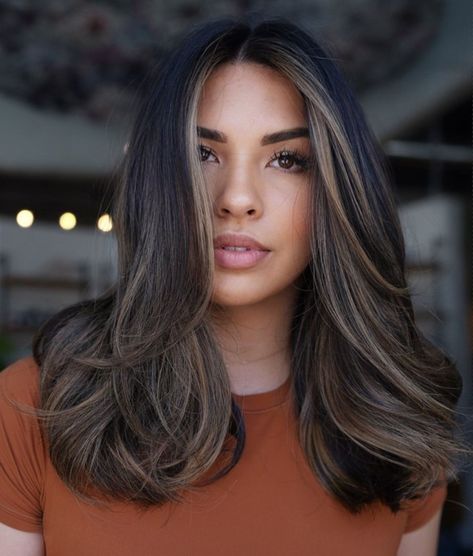 Oval Face and Armpit-Length Layered Hair Balayage, Armpit Length Hair, Haircuts For Oval Faces, Fat Face Haircuts, Messy Wavy Hair, Flattering Haircuts, Layered Haircuts For Medium Hair, Oval Face Haircuts, Textured Haircut