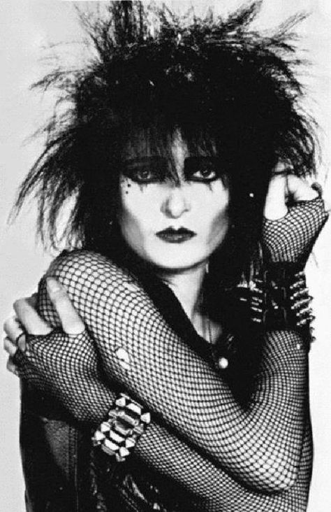 The Godmother of Goth: 40 Vintage Photos That Show the Classic Goth Look of Siouxsie Sioux From Late-1970s British Punk ~ vintage everyday 80s Aesthetic Goth, Cabaret Goth Outfit, Counterculture 60s, 80s Fashion Goth, Black Goth Hairstyles, Goth Rock Aesthetic, Goth Face Claim, Goths 80s, 80s Goth Aesthetic