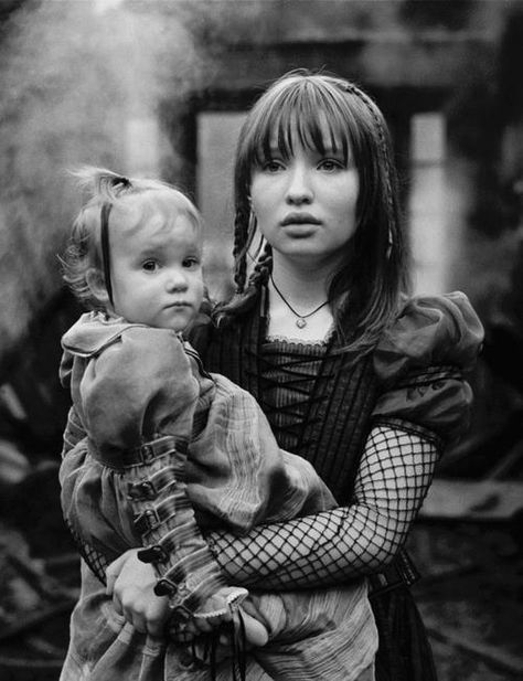 Shelby Hoffman, Emily Browning - Lemony Snicket's A Series Of Unfortunate Events Colleen Atwood, Emily Browning, Lemony Snicket, Violet Hair, Unfortunate Events, A Series Of Unfortunate Events, Best Series, Film Stills, A Fire