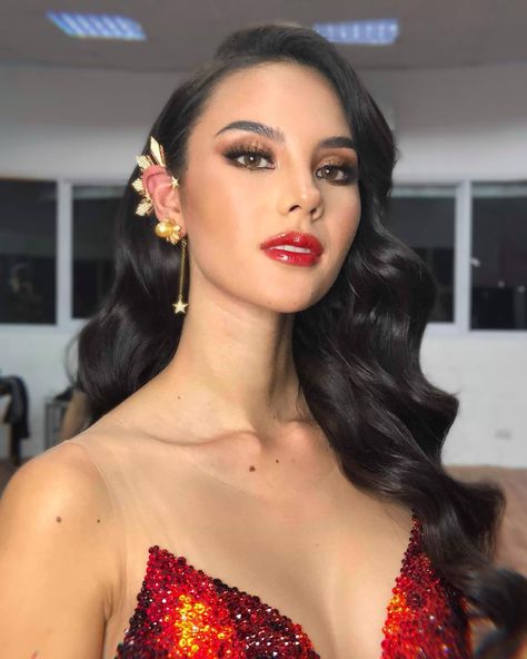 Try Catriona Gray's makeup routine that she used for Miss Universe 2019 (products listed.) Catriona Gray Hairstyle, Prom Make Up, Catriona Gray, Miss Universe Philippines, Pageant Makeup, Grey Makeup, Pageant Hair, Filipina Beauty, Prom Makeup