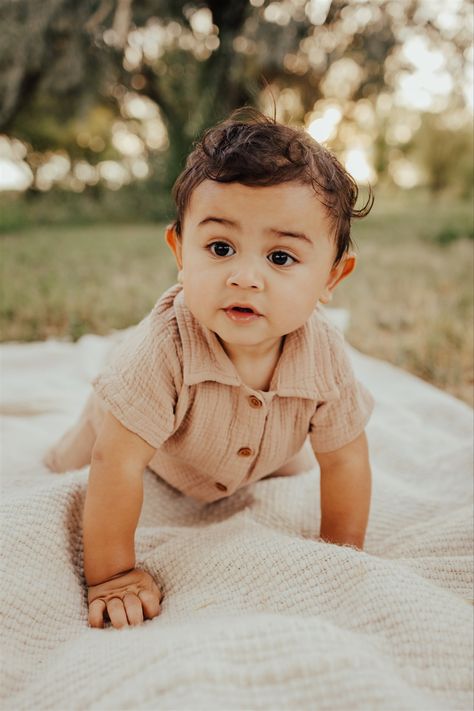 Outdoor Baby Photography, Photo Bb, Toddler Poses, 1 Year Baby, Toddler Pictures, Toddler Photoshoot, Toddler Outdoor, 1st Birthday Pictures, 1st Birthday Photoshoot