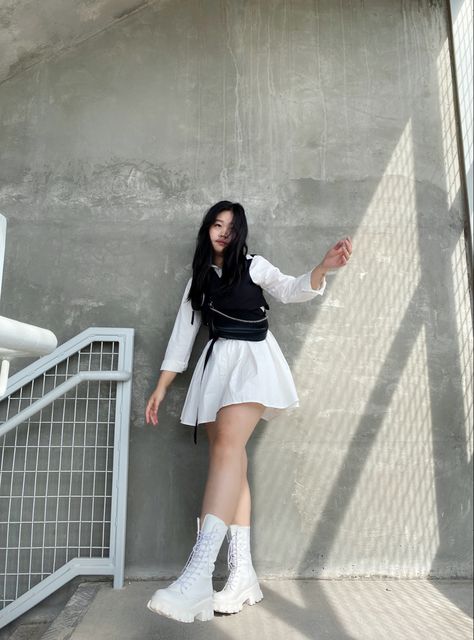 Skirt Kpop Outfits, White Boots And Skirt Outfit, Korean All White Outfit, White Boots Korean Outfit, White Boots Outfit Ideas, Korean White Skirt Outfit, White Skirt Korean Outfit, Aesthetic Genz Outfits, Kpop Boots Outfit