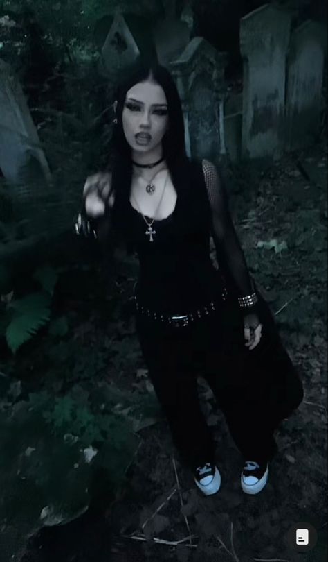 Rock Astetic Outfits, Liz Vicious Outfits, Goth Date Night Outfit, Y2k Goth Aesthetic, Goth Outfits Aesthetic, Uk Icon, Goth Fits, Gothic Outfit, Gothic Punk Fashion