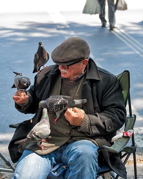 Street People Drawing, Daily Life Photography People, Street Photography Of People, Photos Of People Doing Things, Every Day Life Photography, City People Photography, People In Environments, People Doing Things Photography, People Talking Reference