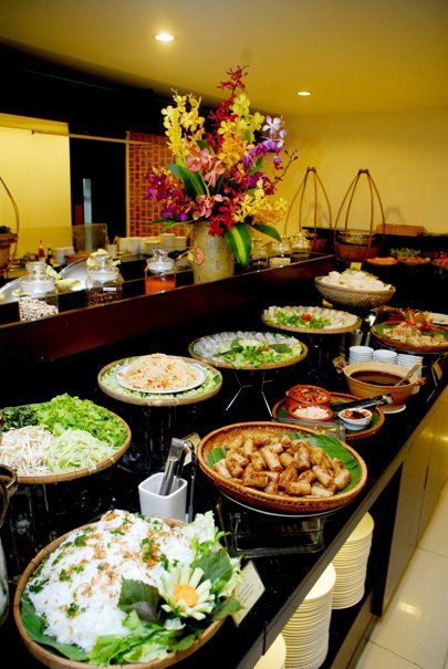 Dining out for Women’s Day | Vietnam Information - Discover the beauty of Vietnam through Culture, Cuisine, People and Travel Essen, Vietnamese Buffet Party, Vietnamese Finger Food Party, Asian Buffet Table Ideas, Asian Buffet, Vietnam Country, Wedding Buffet Food, Backyard Dinner Party, Country People