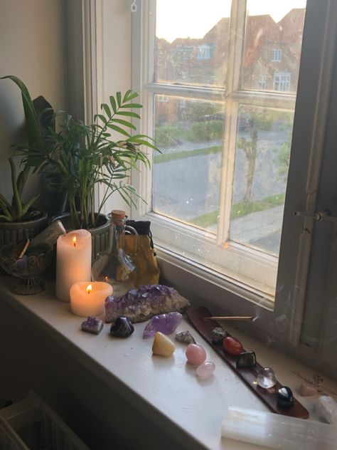 Crystal Decoration Ideas, Home Decor Crystals, Window Sill Altar, Modern Alter Designs For Home, Crystals On Windowsill, Spiritual Alter Aesthetic, Crystal Alter Aesthetic, Witchy Windowsill, Witch Mom Aesthetic