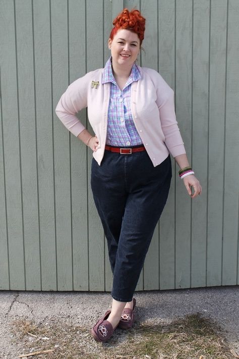 CURVY BEAUTIES // great streetstyle. #plussize #curvy #darkbluepants #lightblueblouse #lightpinkjacket #turban Casual Chic Plus Size, Cottagecore Fashion Plus Size, Chubby Outfit, Rockabilly Fashion Plus Size, Plus Size Vintage Fashion, Professor Style, Uplifting Images, Cabelo Pin Up, Retro Plus Size