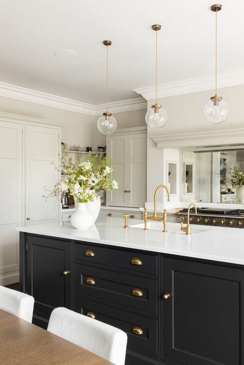 Dark Shaker Kitchen, Navy Kitchen Cabinets, Brass Kitchen Hardware, Kitchen Brass, Navy Kitchen, Luxe Living Room, Dark Kitchen, Gold Kitchen, Kitchen Inspiration Design