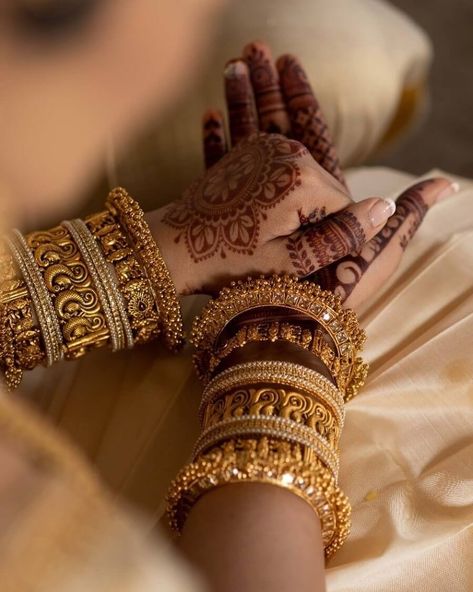 Bridal Jewellery Inspiration, Indian Wedding Jewelry Sets, Perhiasan India, Gold Bangle Set, Indian Bridal Jewelry Sets, Bridal Jewellery Design, Gold Mangalsutra Designs, Fancy Jewellery Designs, Indian Jewellery Design Earrings