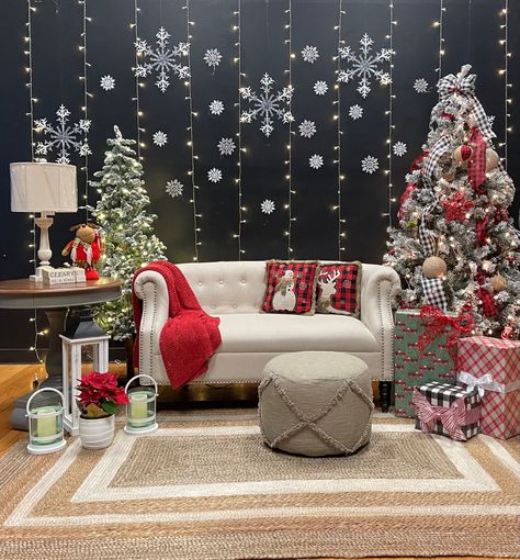 Decorating For Santa Pictures, Christmas Photo Setup Indoor, Christmas Decorations Photo Booth, Santa Backdrop Ideas, Photo With Santa Backdrop, Christmas Picture Backdrop Ideas Indoor, Diy Christmas Backdrops For Photos, Christmas Picture Set Up, Christmas Stage Backdrop