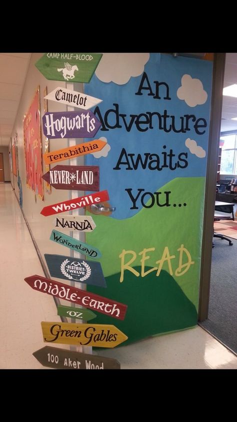 Graphic Novel Display For Library, School Library Themes, Library Job, School Library Book Displays, Book Bulletin Board, School Library Bulletin Boards, School Library Decor, Read A Thon, Reading Display