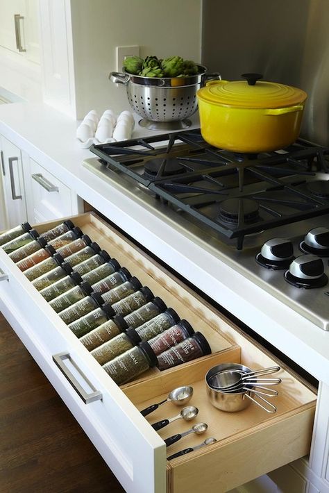 Kitchen with spice rack drawer below gas cooktop. Well organized pull-out spice drawer Organiser Cucina, Modern Kitchen Storage, Kabinet Dapur, Spice Drawer, Decor Eclectic, Ideas Para Organizar, Smart Kitchen, घर की सजावट, Kitchen Remodel Idea