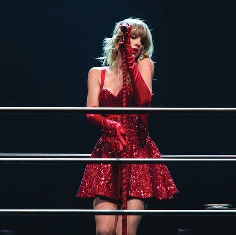 Taylor Swift Red Tour, Taylor Swoft, Taylor Swift Dress, Red Era, Taylor Outfits, Taylor Swift Tour Outfits, Estilo Taylor Swift, Red Tour, Taylor Swift Red