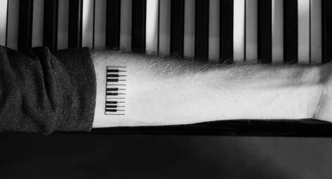 Keyboard Piano Tattoo, Piano Tattoo Aesthetic, Simple Piano Tattoo, Minimal Piano Tattoo, Tattoos For Pianists, Piano Tattoo Ideas Small, Tattoo Piano Ideas, Keyboard Tattoo Piano, Piano Tattoo Minimalist