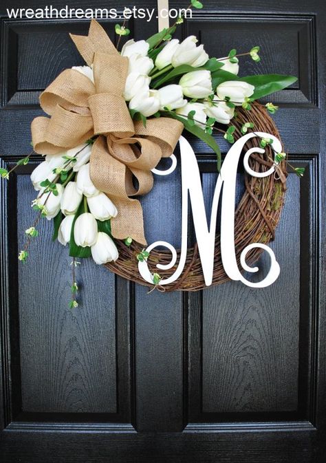 DIY Spring Wreath Kerajinan Diy, Diy Spring Wreath, Door Wreaths Diy, Tulip Wreath, Year Round Wreath, Seasonal Wreaths, Deco Floral, Wreath Designs, Spring Diy