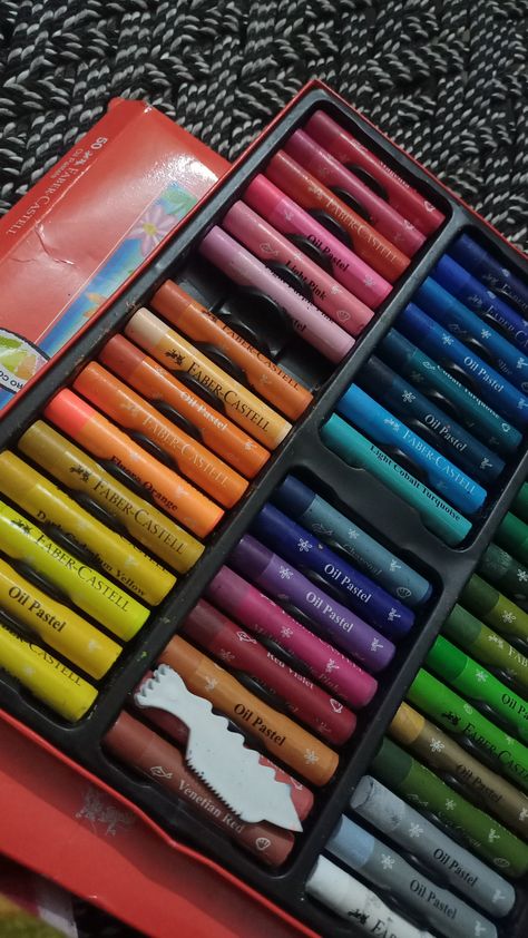 Recommended Art Supplies, Coloring Pencils Aesthetic, Oil Pastel Supplies, Drawing Supplies Aesthetic, Drawing Materials Art Supplies, Crayons Aesthetic, Crayon Aesthetic, Art Supplies Aesthetic, Colours Drawing