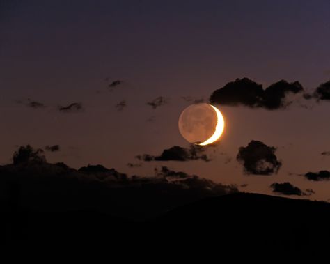 Goodnight Moon ... A crescent moon sets into the remnants of the sunset earlier this month at Mueller State Park in Teller County, Colorado. Divide, Colorado, United States. Tumblr, Waxing Crescent, Instagram Design Creative, Cresent Moon, Goodnight Moon, Sea Of Stars, Moonlit Sky, Moon Setting, Moon Photos