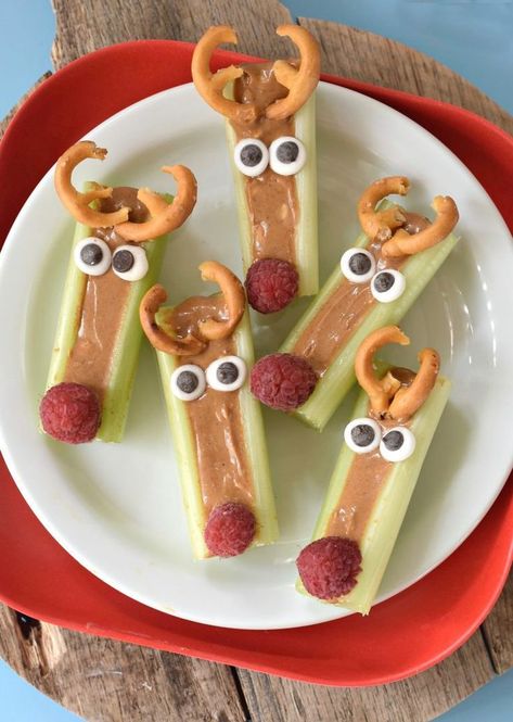 This season we are taking the classic Ants on a Log snack and throwing a holiday twist on it with these Peanut Butter Celery Reindeer Sticks! Celery Reindeer, Peanut Butter Celery, Christmas Snack Recipes, Christmas Snacks Easy, Jul Mad, Decorações Com Comidas, Healthy Christmas, Holiday Snacks, حلويات صحية