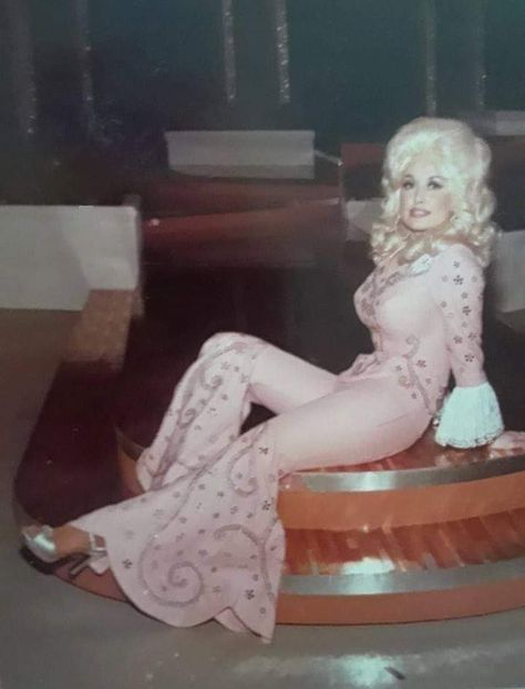 Dolly Parton Western Outfit, Dolly Parton Young Pictures, Dolly Parton Pink Outfit, 70s Dolly Parton, Dolly Parton Iconic Outfits, Dolly Parton Best Outfits, Dolly Parton Thanksgiving, Dolly Parton Bell Bottoms, Dolly Parton Photoshoot