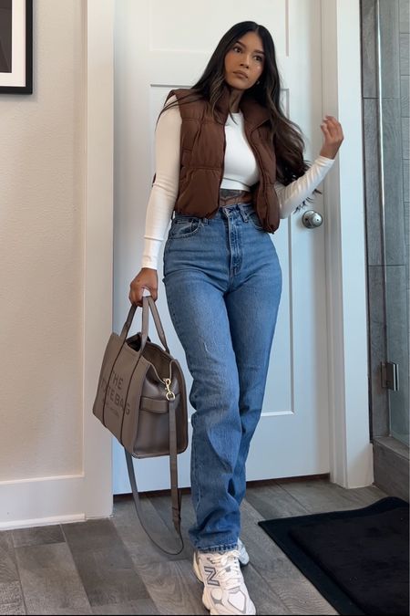 Casual Fall Outfits2023, Cool Winter Outfits Aesthetic, Winter Aesthetic Outfit Ideas, New Years Eve Outfits With Sneakers, Winter Fashion Outfits Ideas, Women Jean Outfits, Warm Vegas Outfit Ideas, Casual Outfit For Winter, Seattle Outfits April