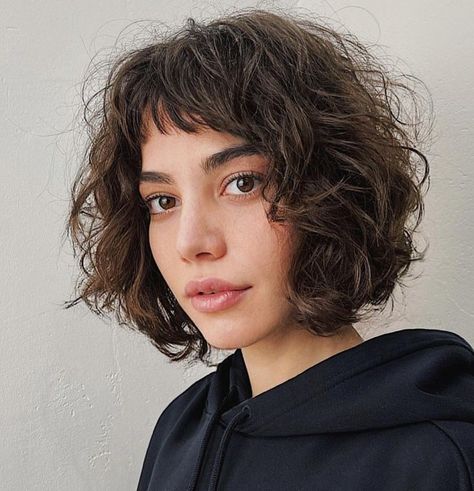 Curly Bob with Short Bangs Curly Bob Bangs, Pelo Bob Ondulado, Short Hair With Bangs Hairstyles, Hair With Bangs Hairstyles, Wavy Bangs, Short Wavy Haircuts, Bob Haircut Curly, Short Wavy Bob, Bob Hairstyles With Bangs