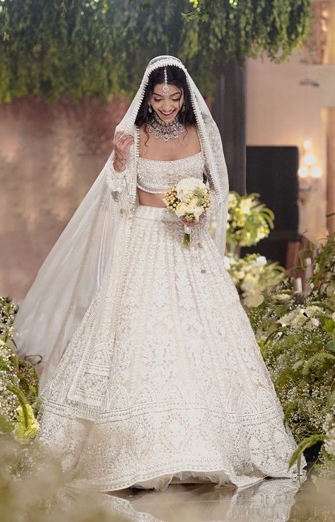 White Bridal Lehenga, Manish Malhotra Lehenga, Mumbai Wedding, Indian Wedding Outfit, Desi Wedding Dresses, Indian Bride Outfits, Indian Bridal Lehenga, Tarun Tahiliani, Indian Dresses Traditional
