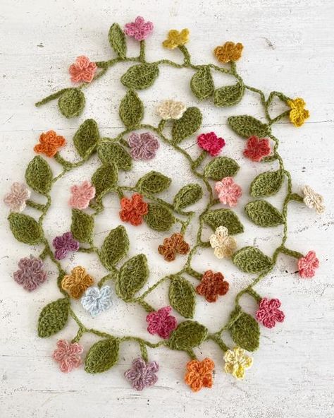 Crochet Fairy Lights Flower, Crochet Vine With Flowers, Crochet Inspo Decor, Crochet Vines Garland, Crochet Wall Vines, Crochet Garland Aesthetic, Crochet Hanging Garland, The Floral Hook, Crochet Vine Decor