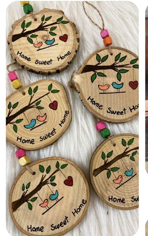 Craft With Wood Slices, Crafts With Logs Wood Slices, Wood Slice Art Easy, Paint On Wooden Slice, Wooden Slice Art, Wood Slices Projects, Wooden Disk Crafts, Painting On Wooden Piece, Wood Slices Painting