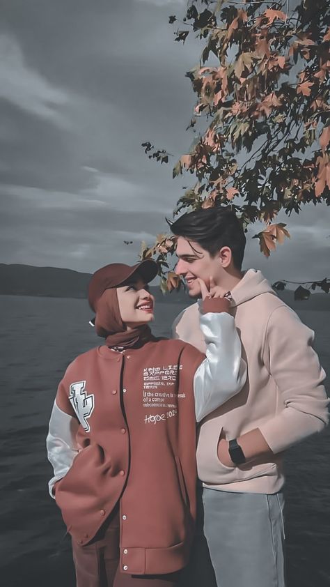 Muslim Couple Photography Poses, Nature Romantic, Cute Muslim Couples Dp, 4k Videos, Love Couple Images, Cute Couple Dp, Muslim Couple Photography, Cute Couple Outfits, Cute Muslim Couples