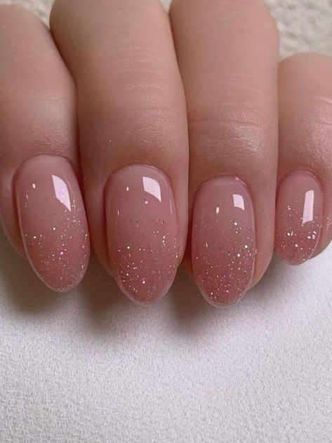 Korean glitter nails: nude glitter ombre Shimmery Nails Sparkle, Simple Almond Nails Glitter, Subtle Pink Glitter Nails, Dip Nail Styles, Simple Wedding Nails Dip, Simple Nails New Years, Korean Dip Nails, Wedding Nails Shimmer, New Years Simple Nails