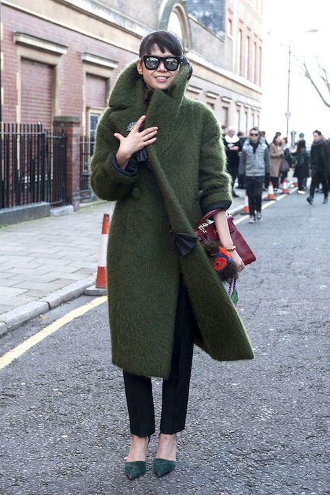 street style // mirrored sunglasses, oversized green coat, cropped black jeans and suede green pumps London Fashion Weeks, Pijamas Women, Looks Street Style, Cooler Look, Wear Green, Green Coat, Fashion Week Street Style, Mode Inspiration, Looks Style