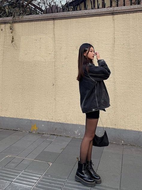 18 Doc Martens Outfits For Women To Rock The Boots - What Dress Code? Small Black Purse Aesthetic, Platform Doc Martens Outfit, Platform Boots Outfit, Doc Martens Outfits, Dr Martens Outfit, Mode Emo, Doc Martens Outfit, Outfits Invierno, Mode Inspo