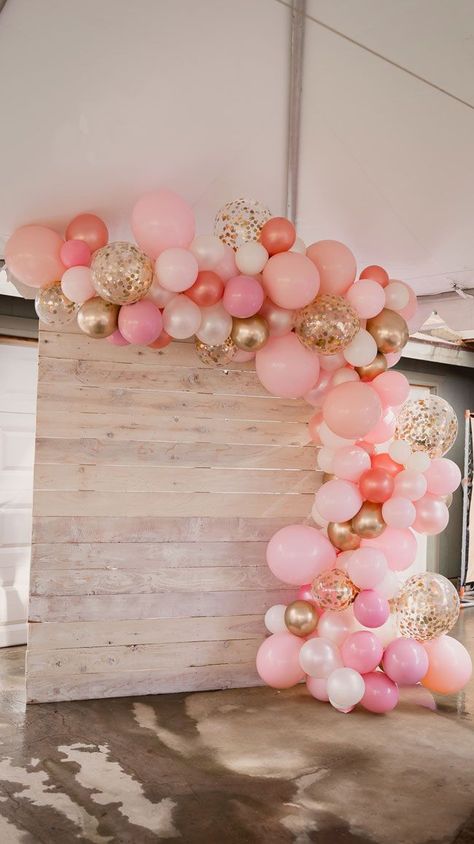 Pretty In Pink Baby Shower, Sweet 16 Party Themes, Mom Osa Bar, Deco Baby Shower, Pink Gold Baby Shower, Girl Shower Themes, Idee Babyshower, Sunflower Baby Showers, Bumble Bee Baby Shower