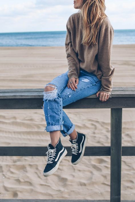 Cute Beach Pics Aesthetic, Jean Jacket Beanie Outfit, Beach’s Outfits, Summer In Canada Outfits, Winter At The Beach Outfits, Winter Beach Outfit Casual, Beach Outfits Winter, Winter Beach Outfits, Bay Area Outfits